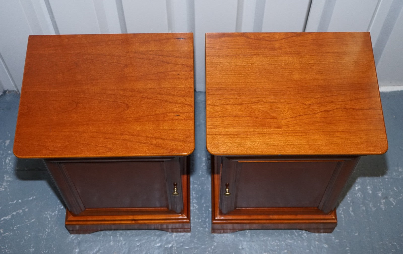 VINTAGE PAIR OF CHERRY WOOD FRENCH STYLE NIGHTSTANDS BEDSIDE TABLES