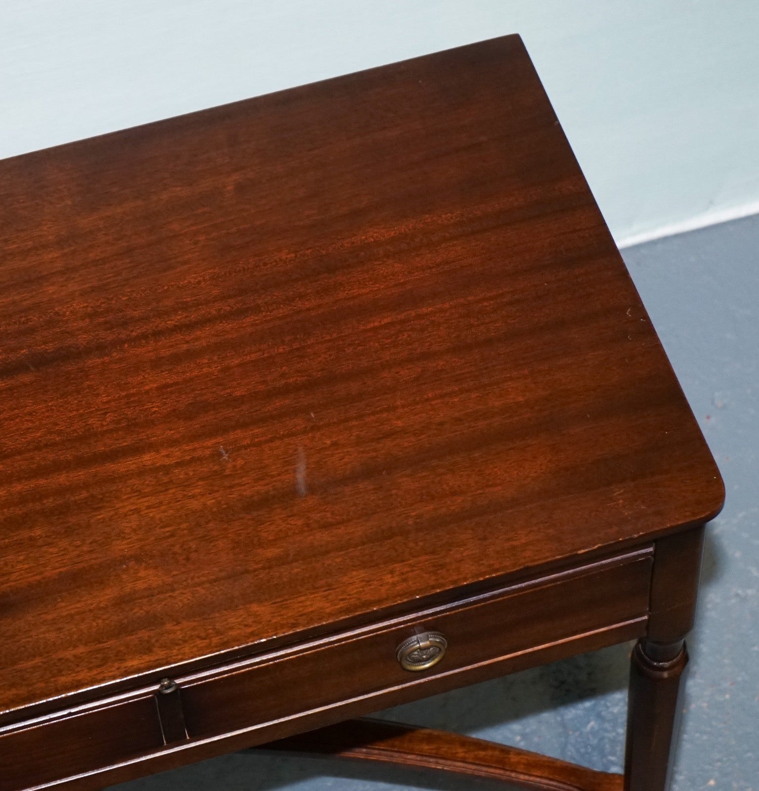 VINTAGE STRONGBOW GAME WRITING DESK WITH PULL OUT TRAY WITH LEATHER INLAY