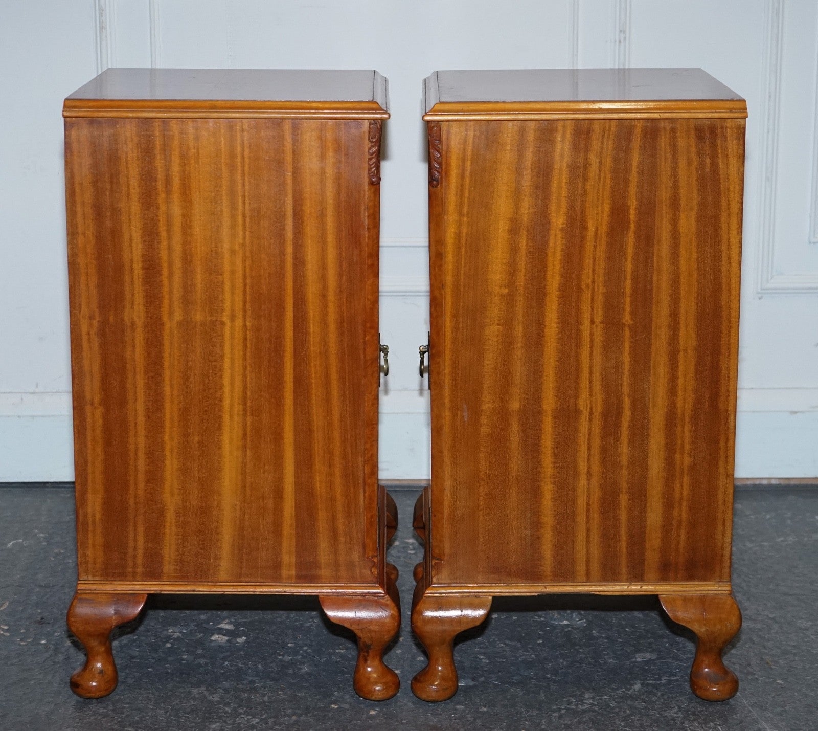 ANTIQUE PAIR OF ART DECO 1920'S LIGHT WALNUT  NIGHTSTANDS BEDSIDE TABLES