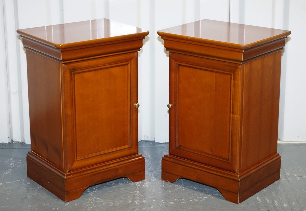 VINTAGE PAIR OF CHERRY WOOD FRENCH STYLE NIGHTSTANDS BEDSIDE TABLES