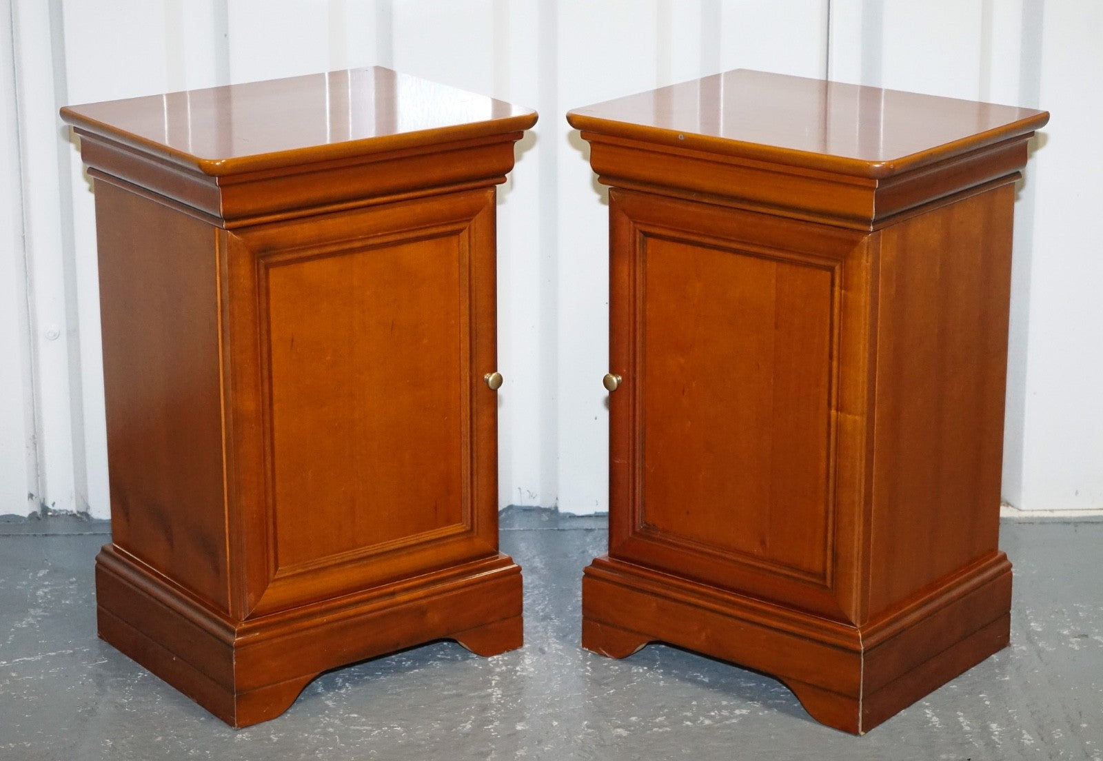 VINTAGE PAIR OF CHERRY WOOD FRENCH STYLE NIGHTSTANDS BEDSIDE TABLES