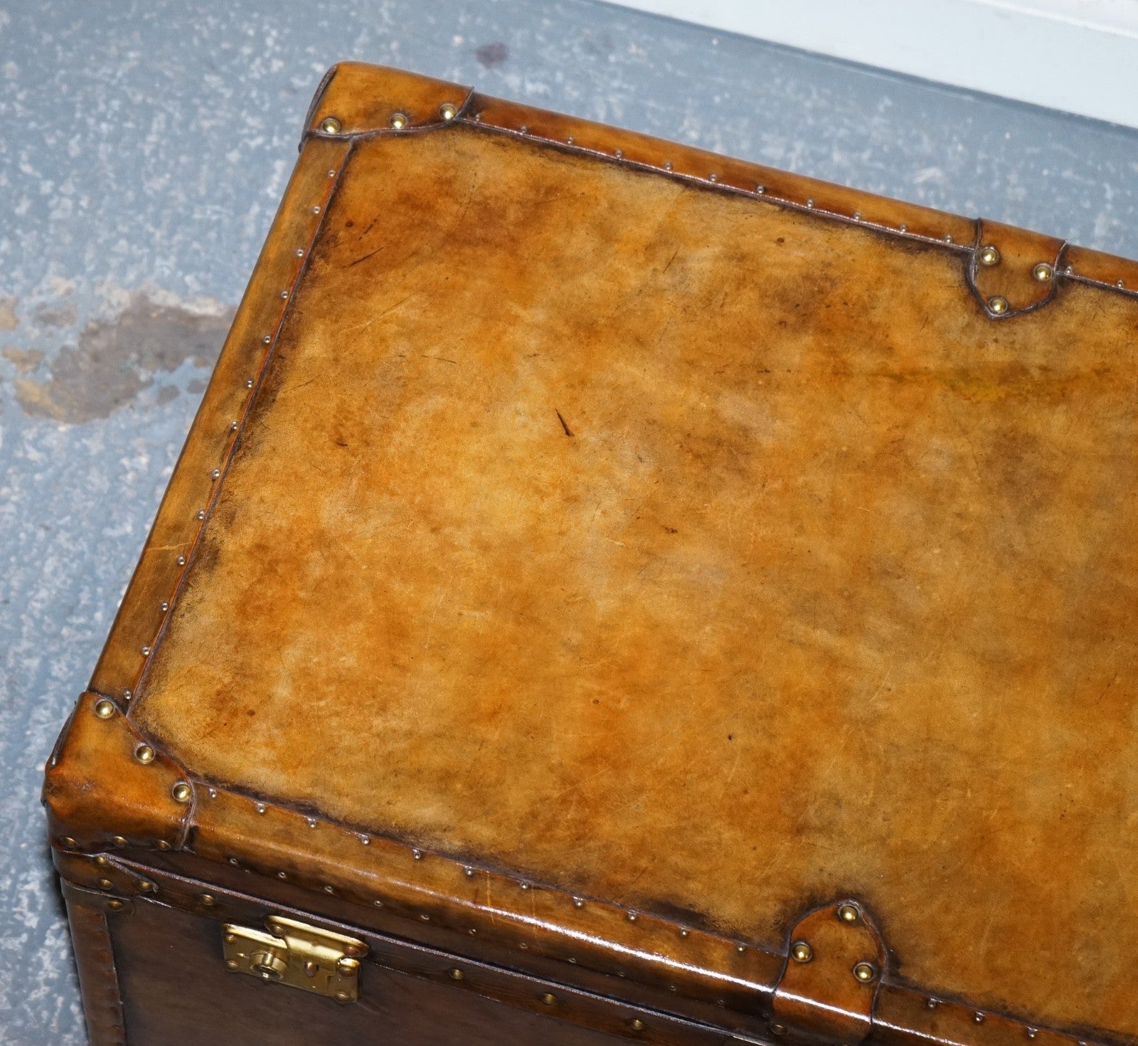 VINTAGE HAND DYED BROWN LEATHER LOCKABLE STORAGE STEAMER TRUNK COFFEE SIDE TABLE