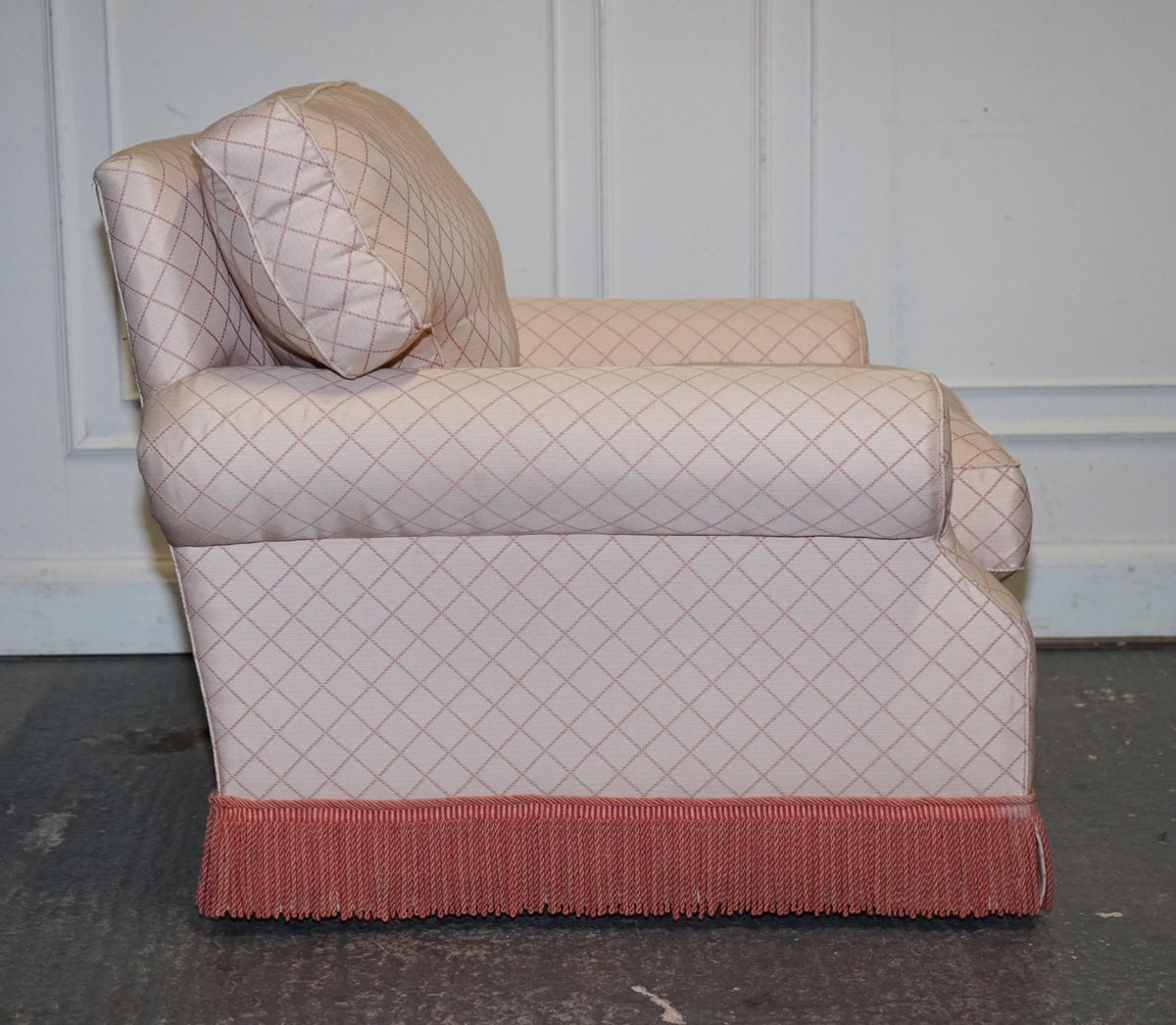 TRADITIONAL ENGLISH COUNTRY HOUSE ARMCHAIR WITH FOOTSTOOL FEATHER FILLED