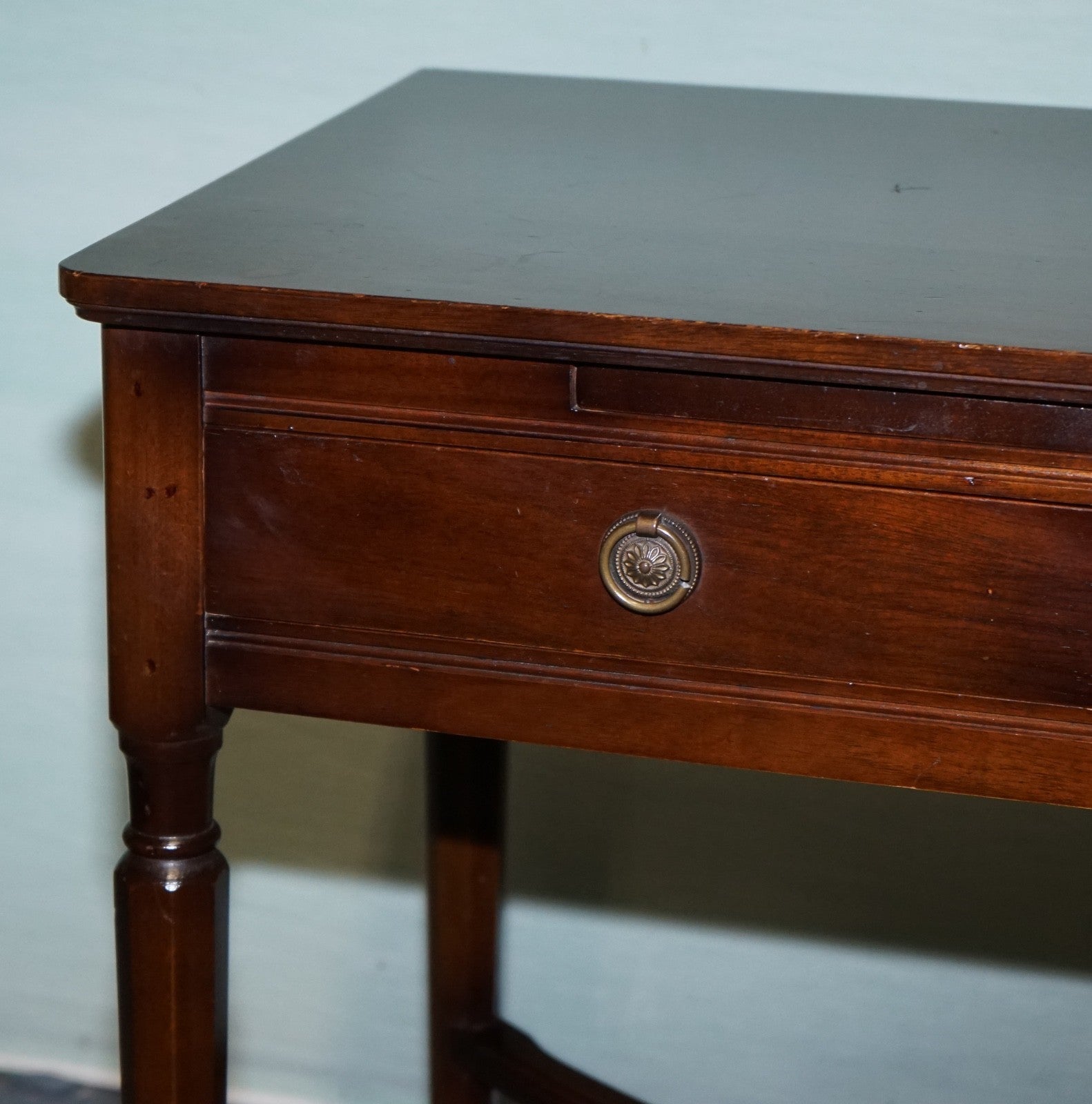 VINTAGE STRONGBOW GAME WRITING DESK WITH PULL OUT TRAY WITH LEATHER INLAY