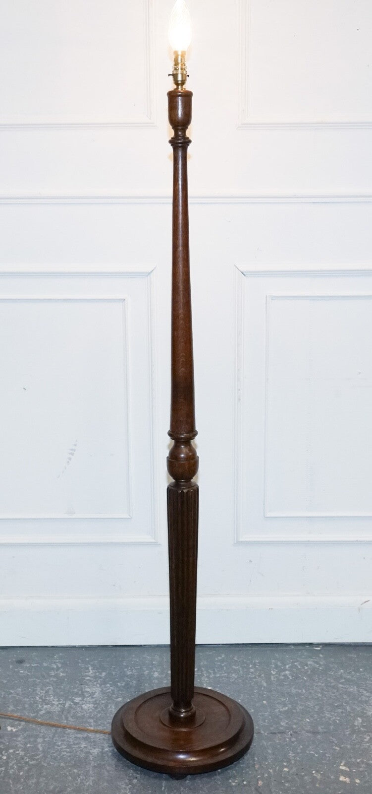 ANTIQUE TRADITIONAL OAK STANDARD FLOOR LAMP