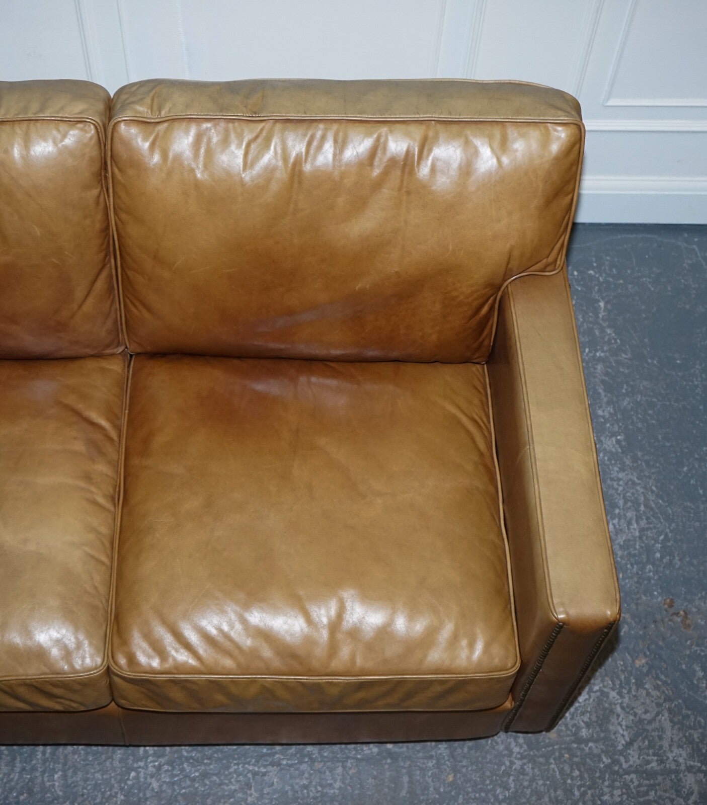 TIMOTHY OULTON HALO TWO SEATER ViSCOUNT TAN LEATHER SOFA (2/2)