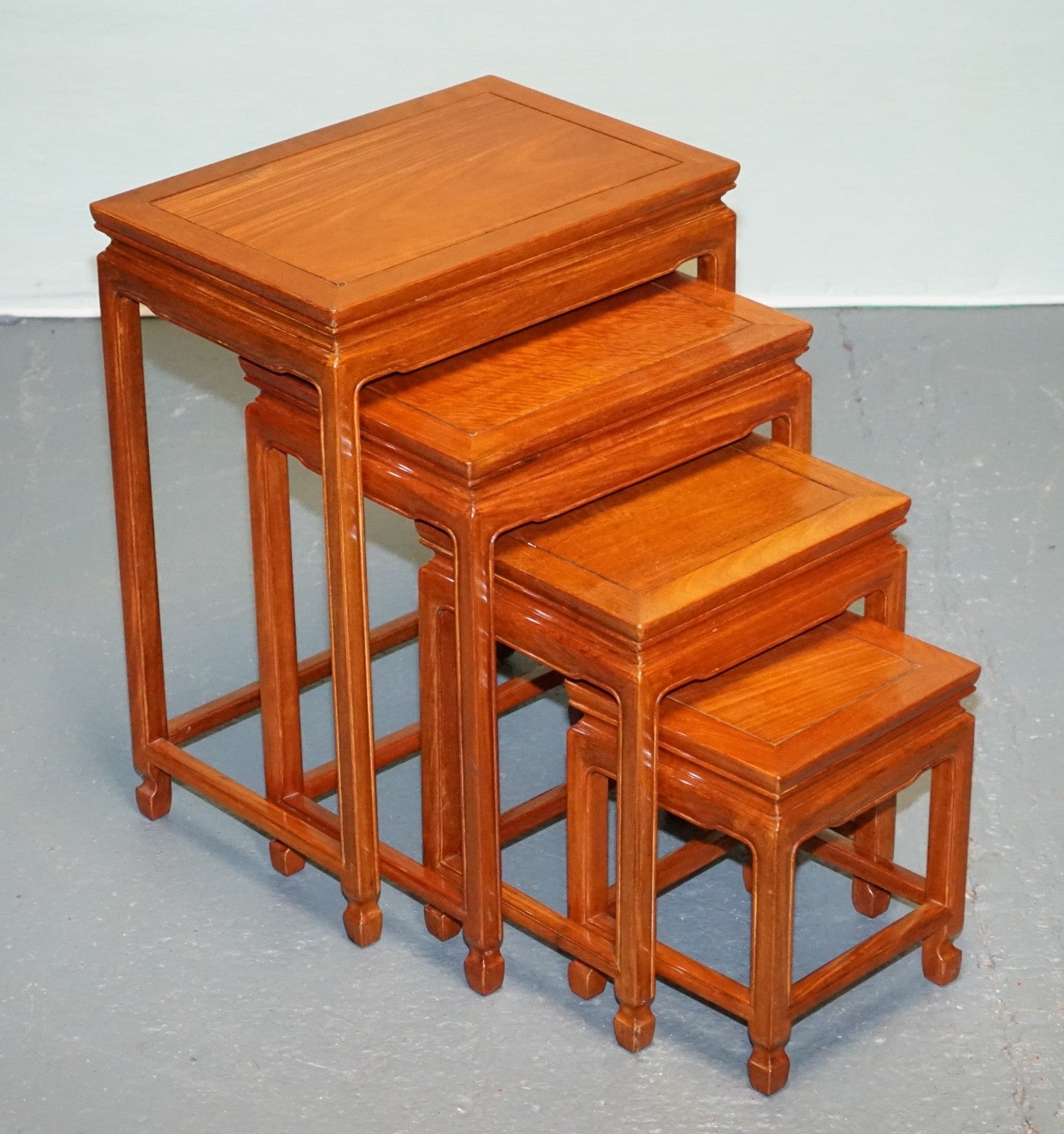 VINTAGE ORIENTAL CHINESE TEAK NESTING TABLES MINIMALIST DESiGN