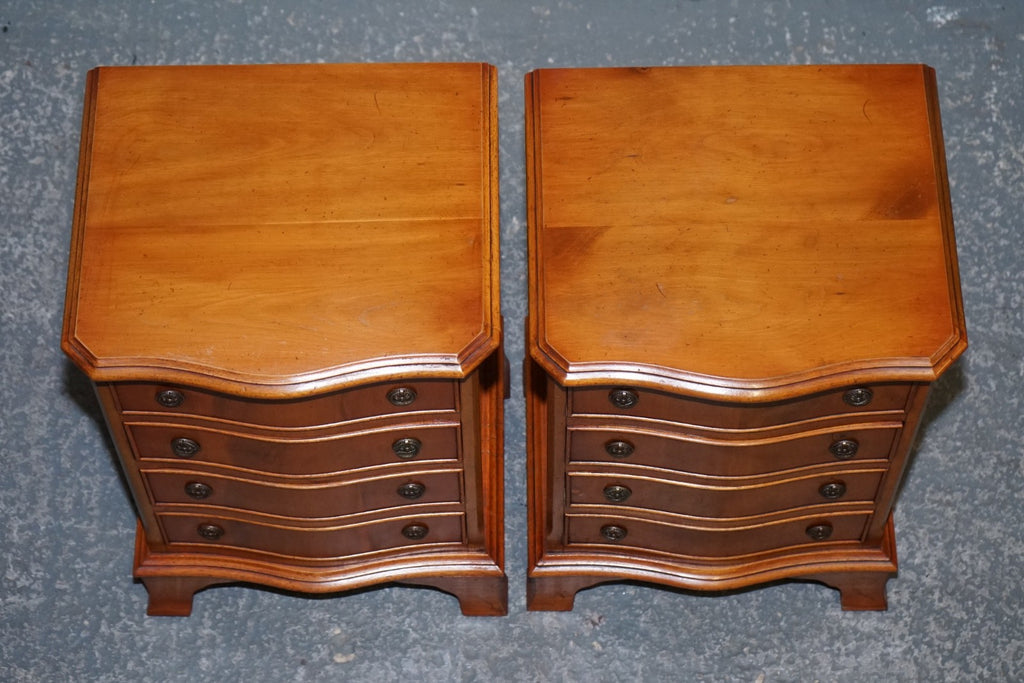 COMPACT SERPENTINE FRONT PAIR OF GEORGIAN STYLE YEW WOOD BEDSIDE NiGHTSTANDS