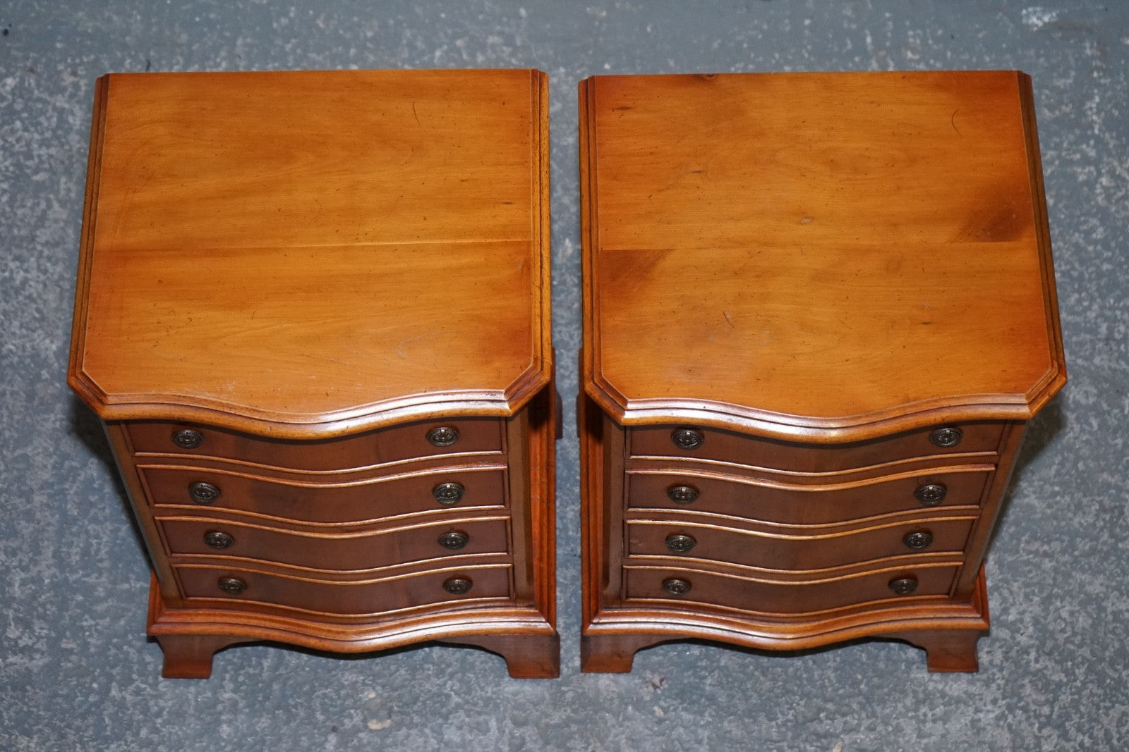 COMPACT SERPENTINE FRONT PAIR OF GEORGIAN STYLE YEW WOOD BEDSIDE NiGHTSTANDS