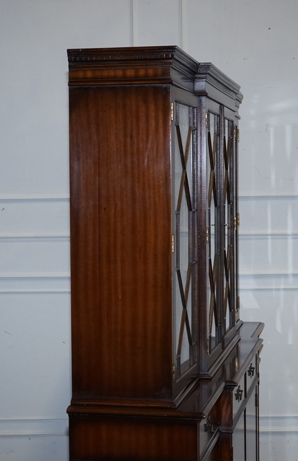 STUNNING GEORGIAN STYLE BREAKFRONT FOUR DOOR DISPLAY CABiNET BOOKCASE