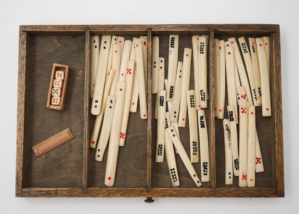 ANTIQUE 1920'S MAHJONG SET WITH ORIGINAL WOODEN BOX BONE & BAMBOO 144 TILES