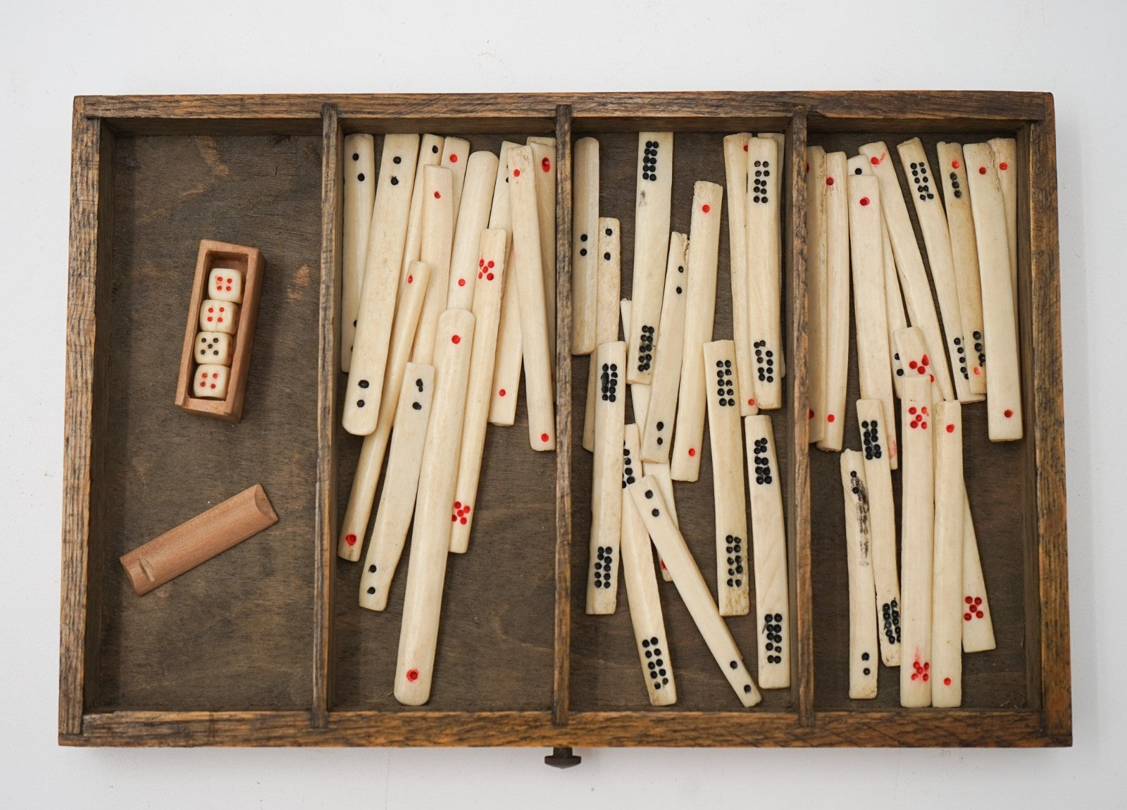 ANTIQUE 1920'S MAHJONG SET WITH ORIGINAL WOODEN BOX BONE & BAMBOO 144 TILES