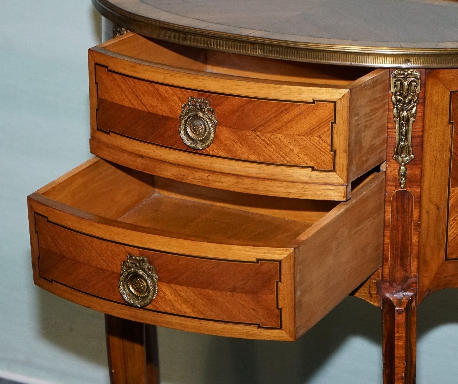 LOUIS XV STYLE MARQUETRY SIDE TABLE NIGHTSTAND WITH GiLT GOLD MOUNTS
