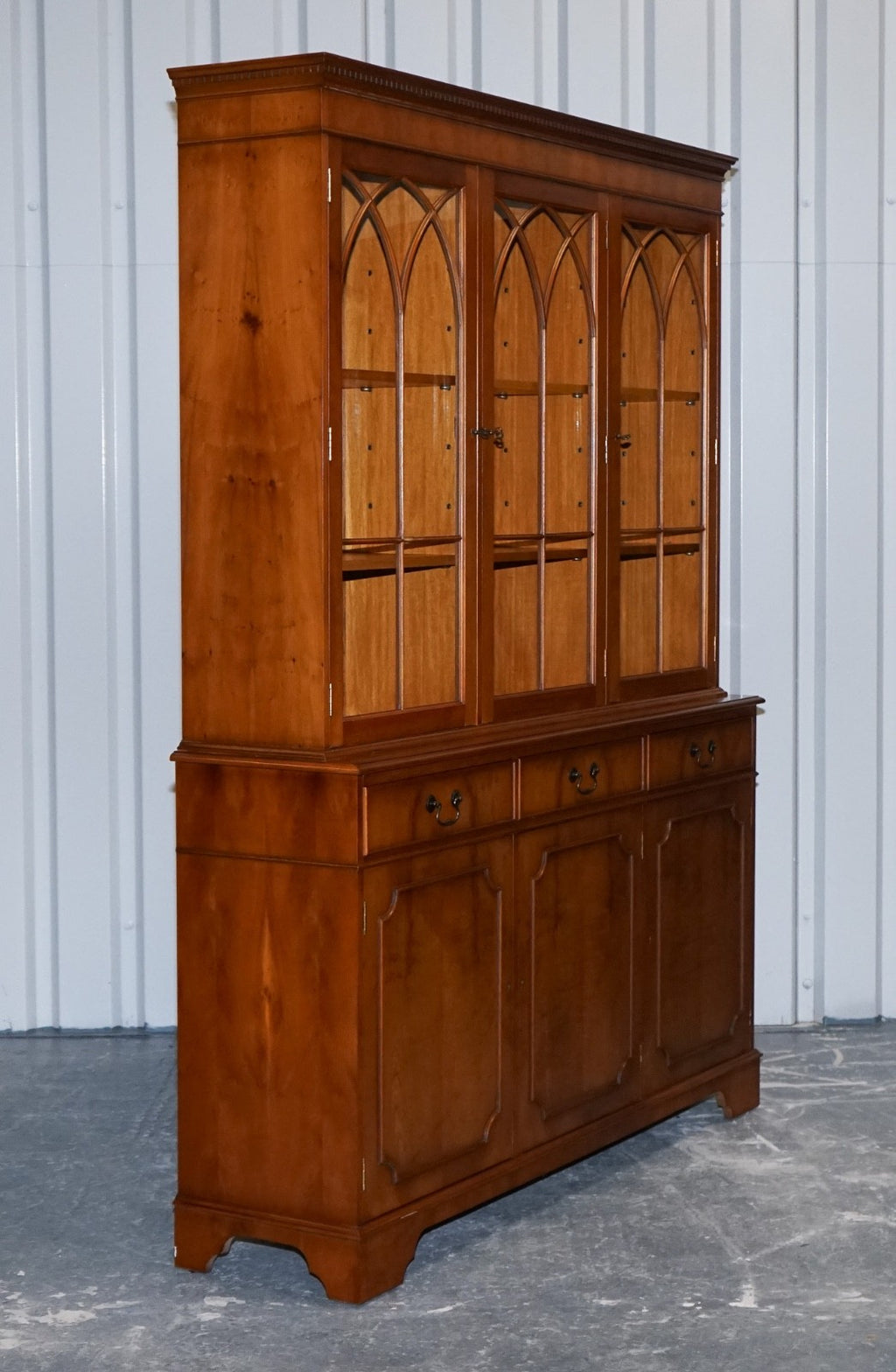 VINTAGE ENGLISH BURR YEW WOOD 3 DOOR GLAZED DISPLAY BOOKCASE CABiNET