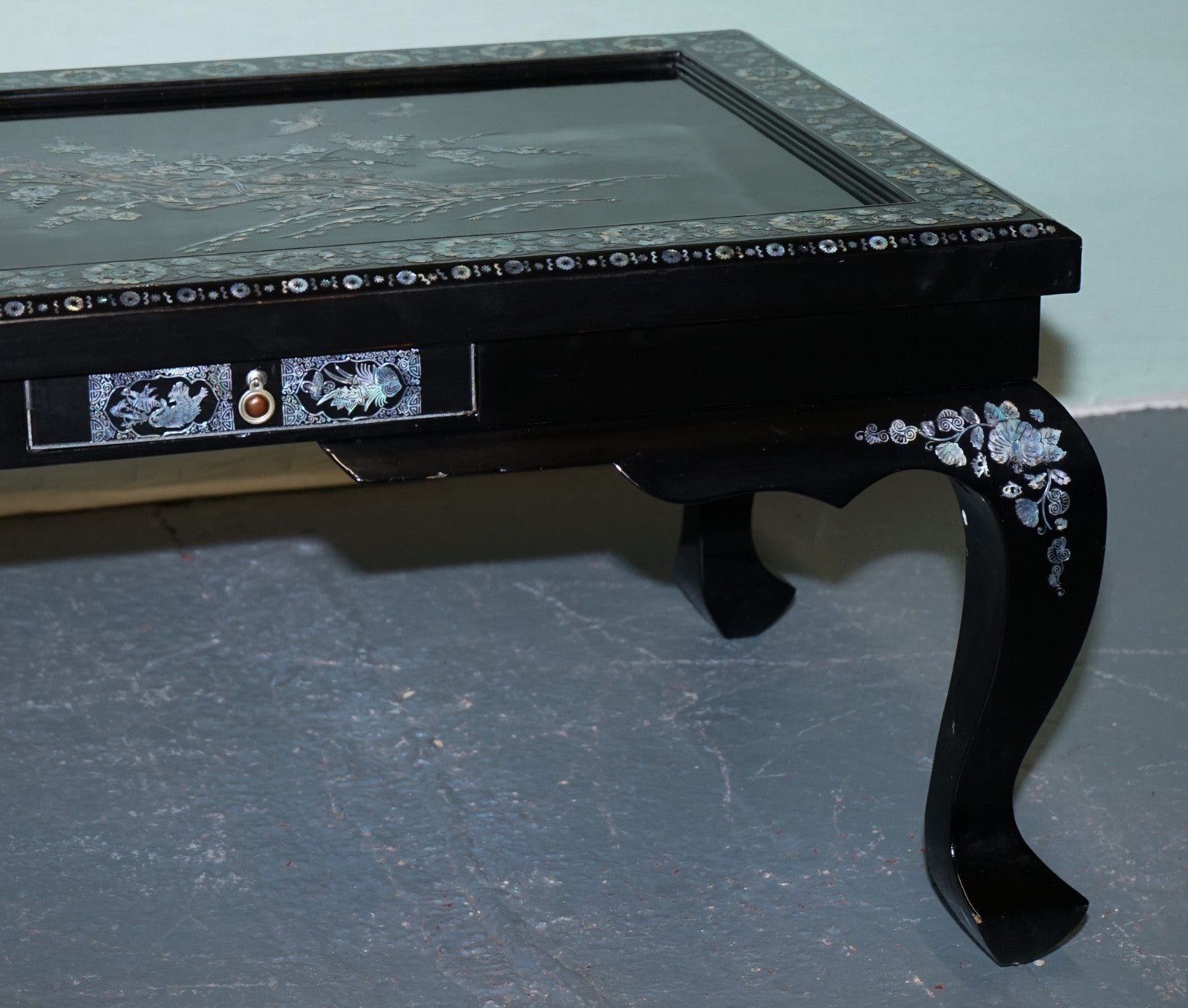 ORIENTAL CHINESE BLACK LACQUER COFFEE TABLE WITH MOTHER OF PEARL AND TWO DRAWERS