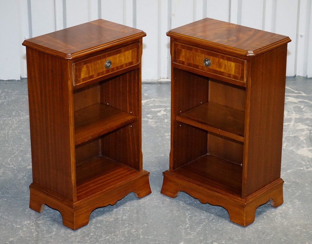 VINTAGE PAIR OF GEORGIAN STYLE WALNUT BEDSIDES NIGHTSTANDS SIDE TABLES