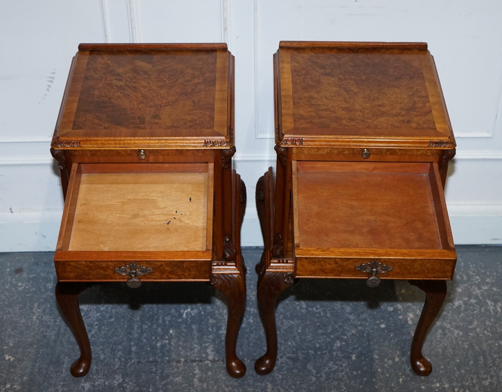 ANTIQUE RESTORED PAIR OF 1920S ART DECO QUEEN ANNE BEDSIDE TABLES NIGHTSTANDS