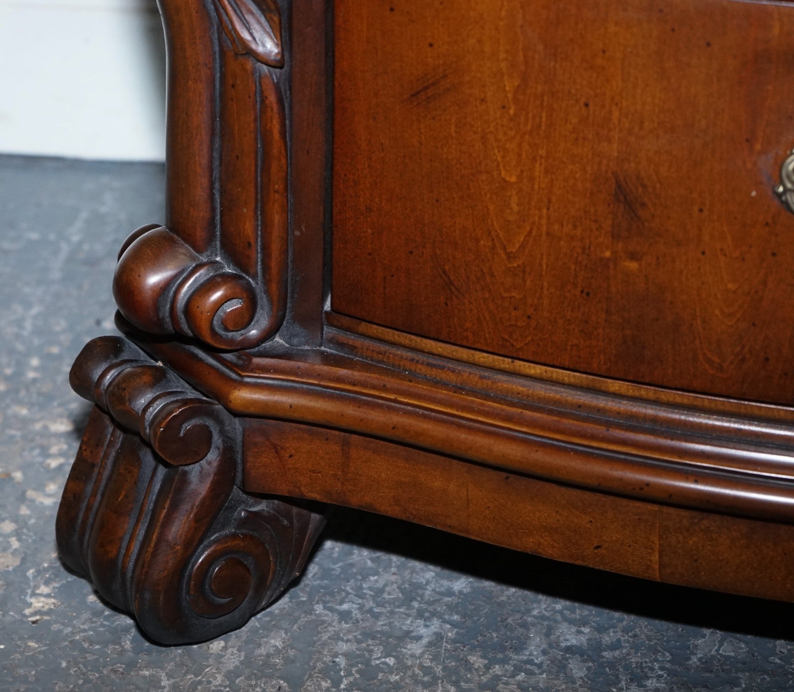 PAIR OF LARGE AMERICAN CHIPPENDALE STYLE NIGHTSTANDS BEDSIDE TABLES