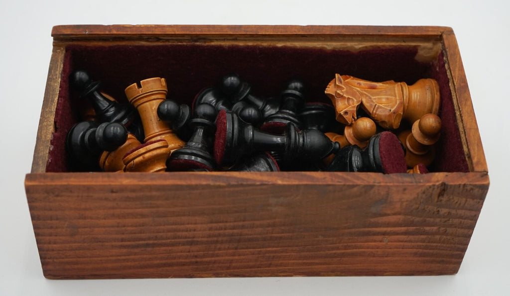 ANTIQUE ENGLISH QUALITY STAUNTON WEIGHTED CHESS SET WITH BOX AND BOARD