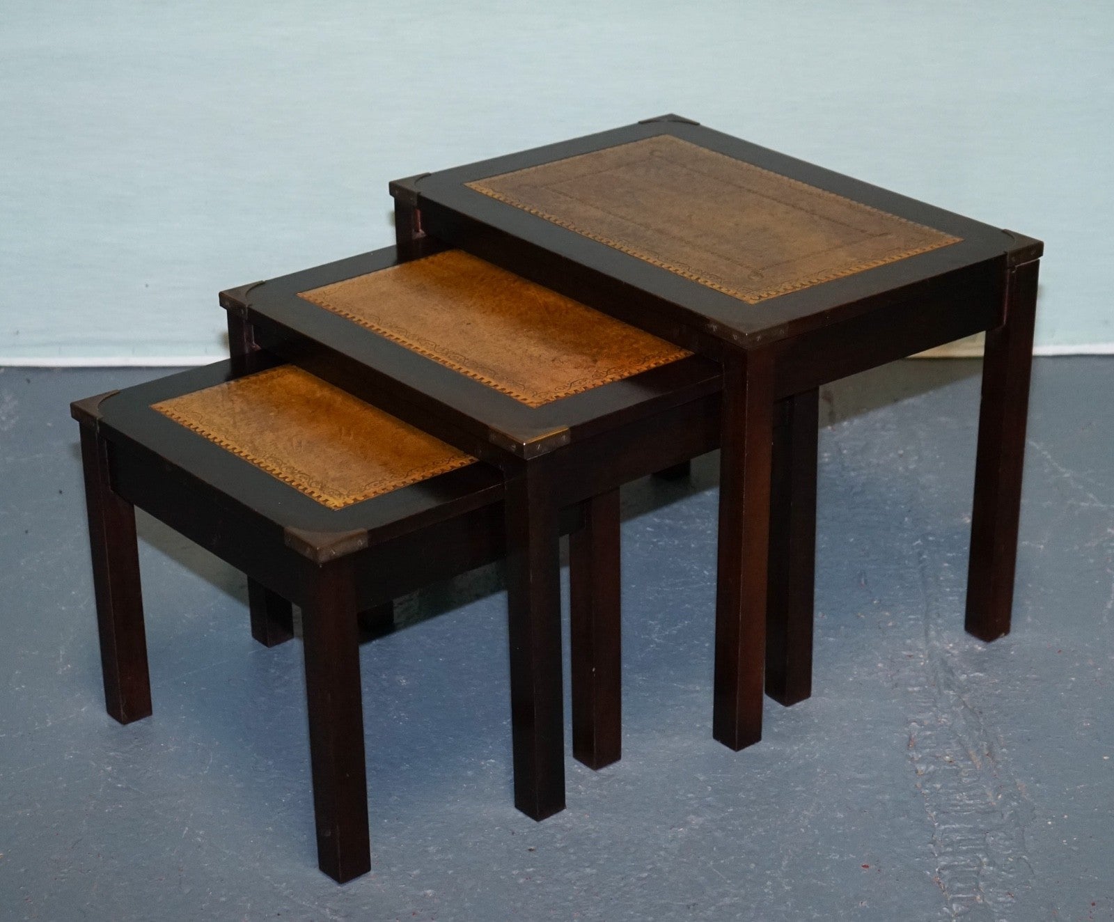 VINTAGE MILITARY CAMPAIGN BRASS NEST OF TABLES WITH CAMEL BROWN LEATHER TOPS