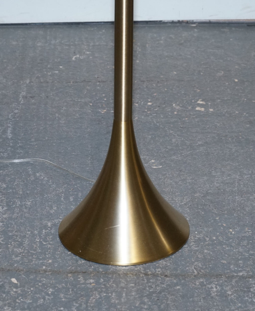 BEAUTIFUL GOLD FLOOR LAMP WITH WHITE SHADE