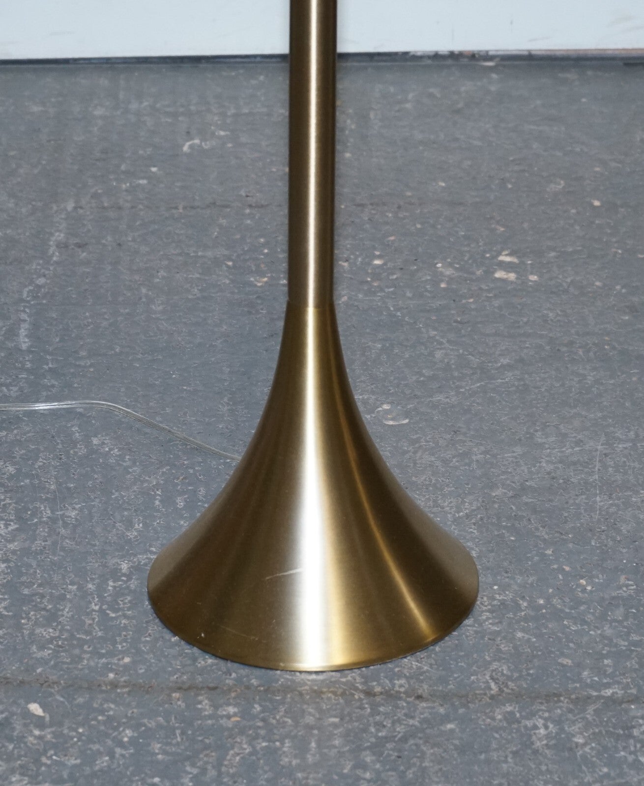 BEAUTIFUL GOLD FLOOR LAMP WITH WHITE SHADE