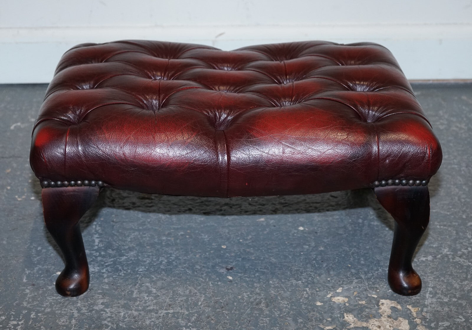 VINTAGE BURGUNDY LEATHER CHESTERFIELD QUEEN ANNE LEGS FOOTSTOOL