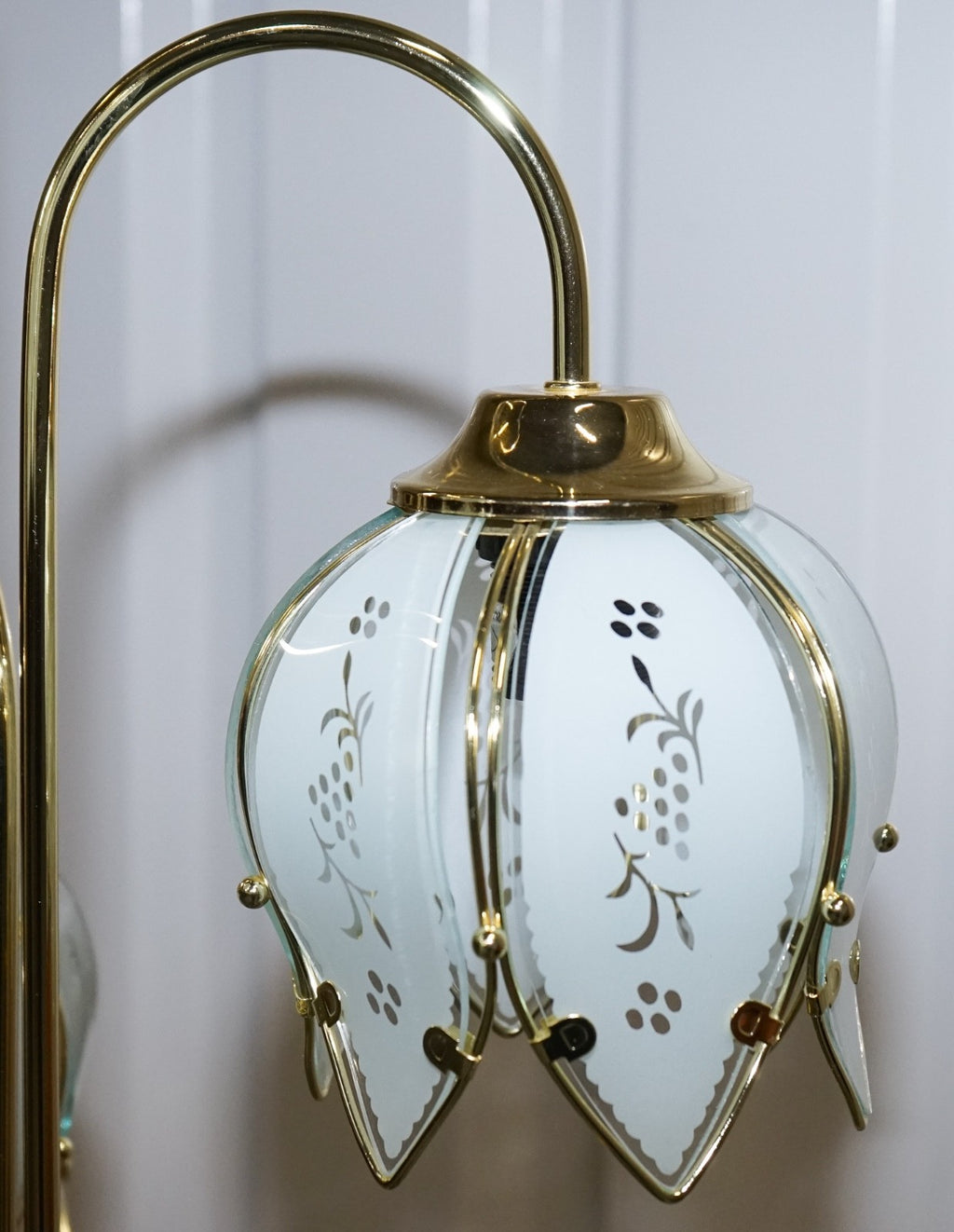 VINTAGE MID CENTRY HOLLYWOOD REGENCY BRASS WHITE TULIP GLASS FLOOR LAMP
