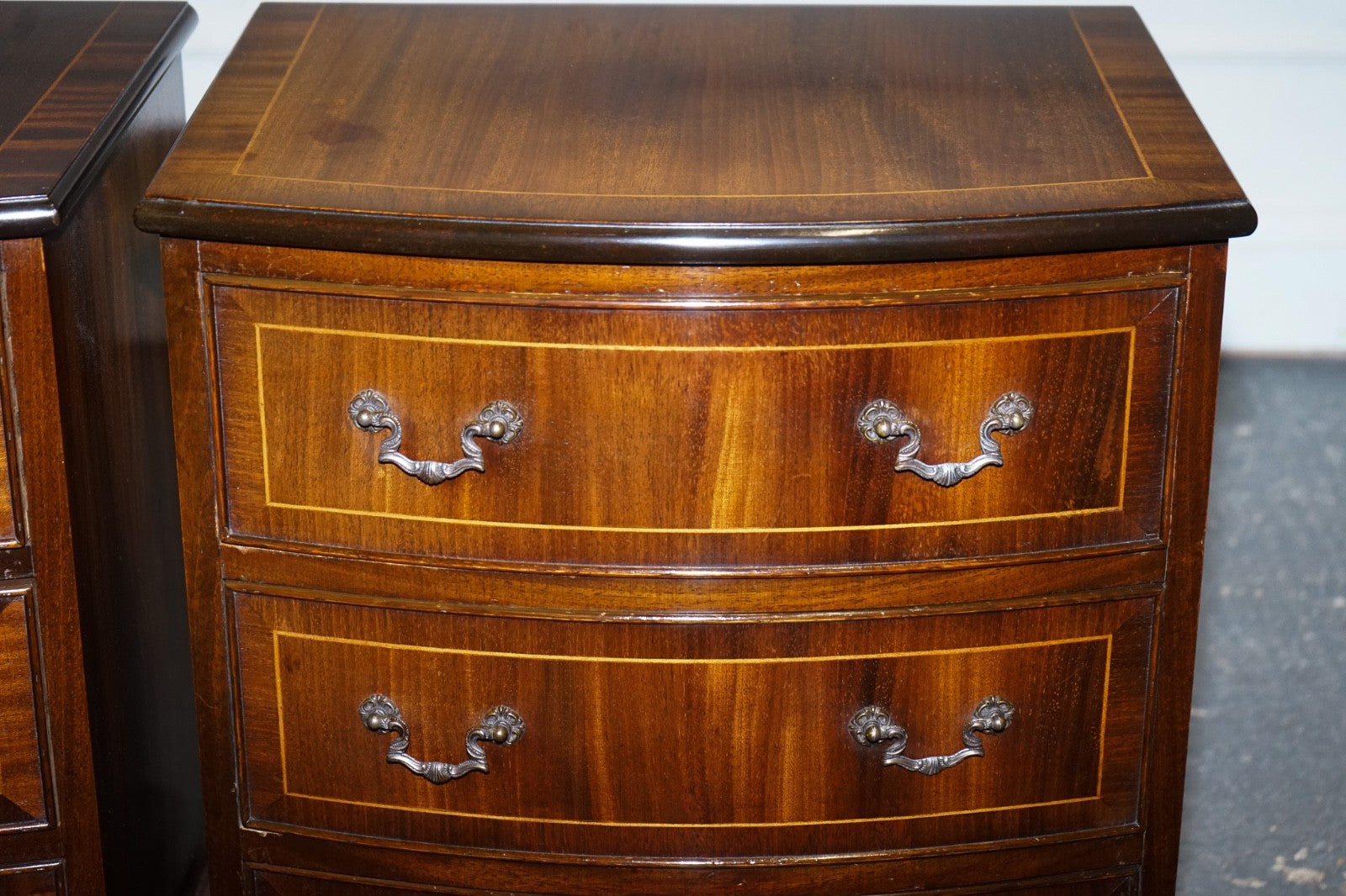RESTORED VINTAGE ENGLISH PAIR OF BEDSIDE TABLES NIGHTSTAND WITH ORIGINAL HANDLES