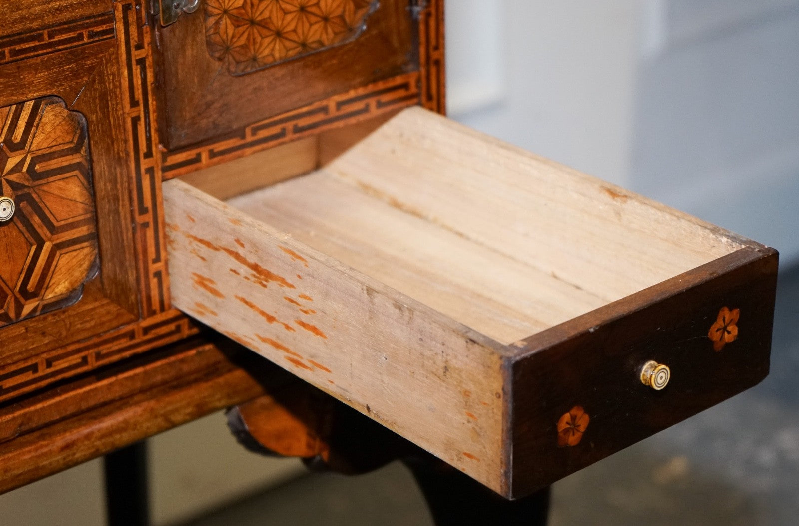 ANTIQUE CIRCA 1800S JAPANESE MARQUETRY GAMES TABLE CABINET ON STAND