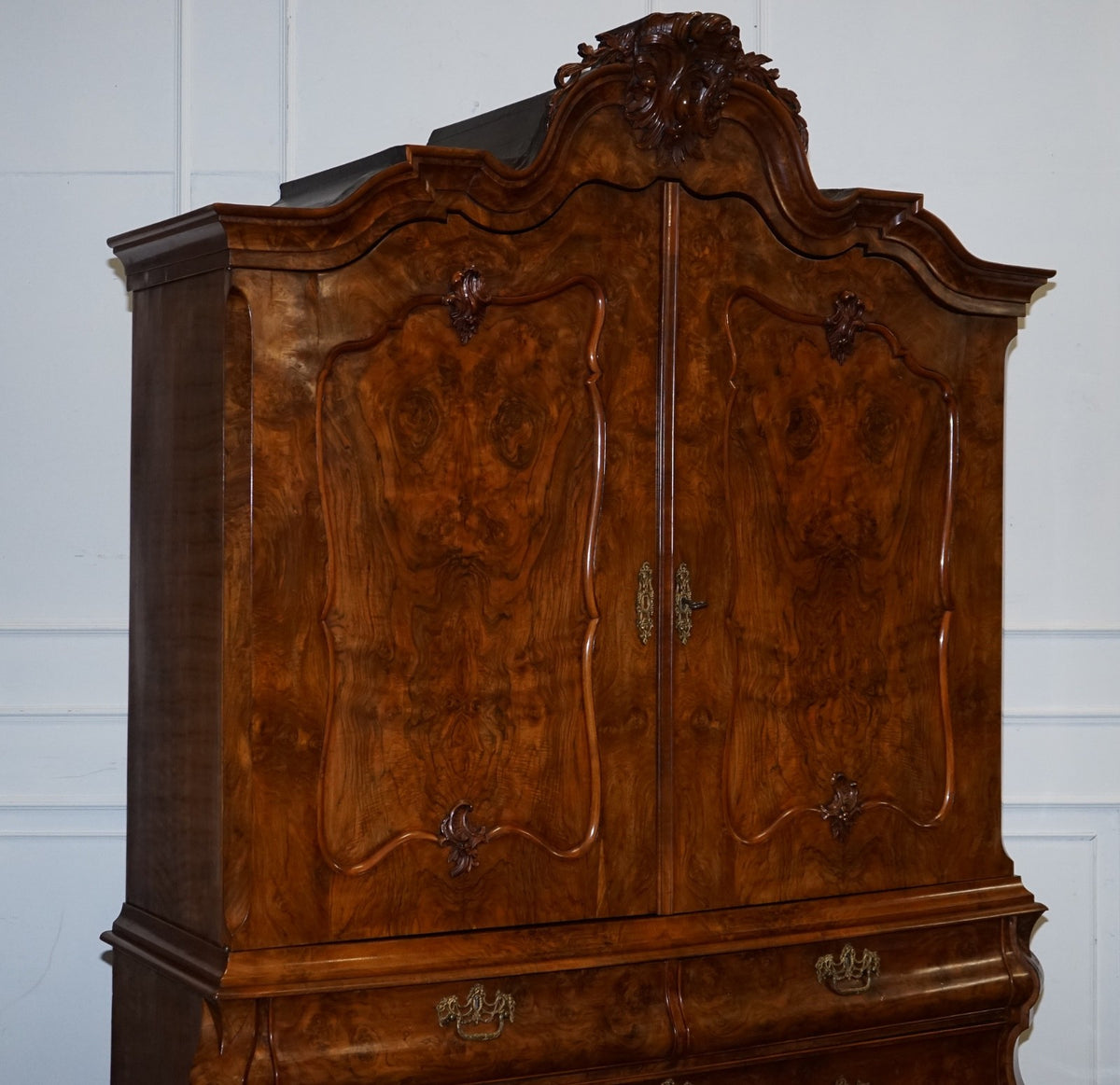 ANTIQUE CIRCA 1750 DUTCH LOUIS XV STYLE BURR WALNUT BOMBAY LINEN PRESS CABINET