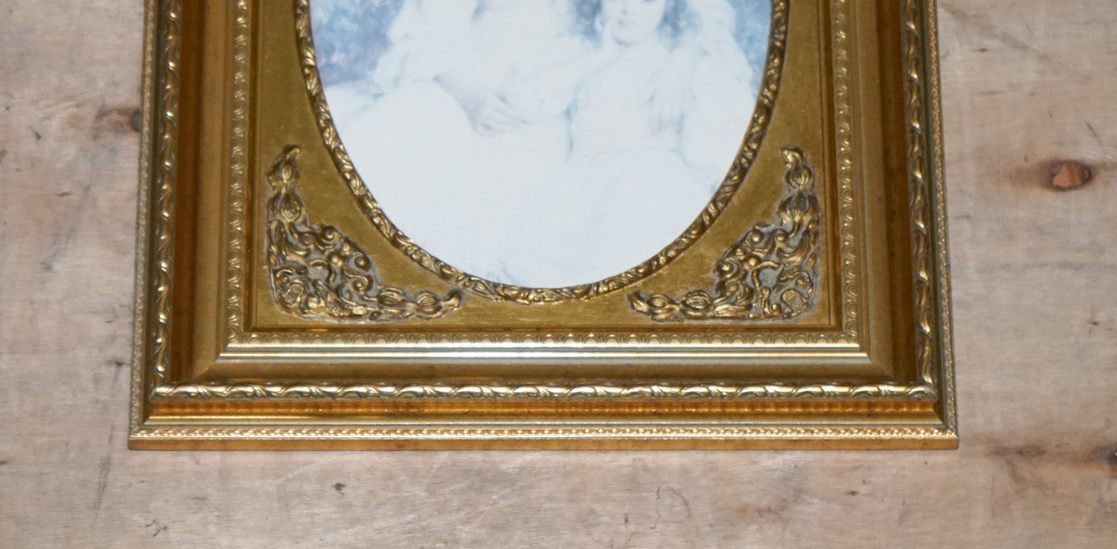 VINTAGE VICTORIAN STYLE PRINT TWO SISTERS POSING GITLED FRAME 52 X 42 CM