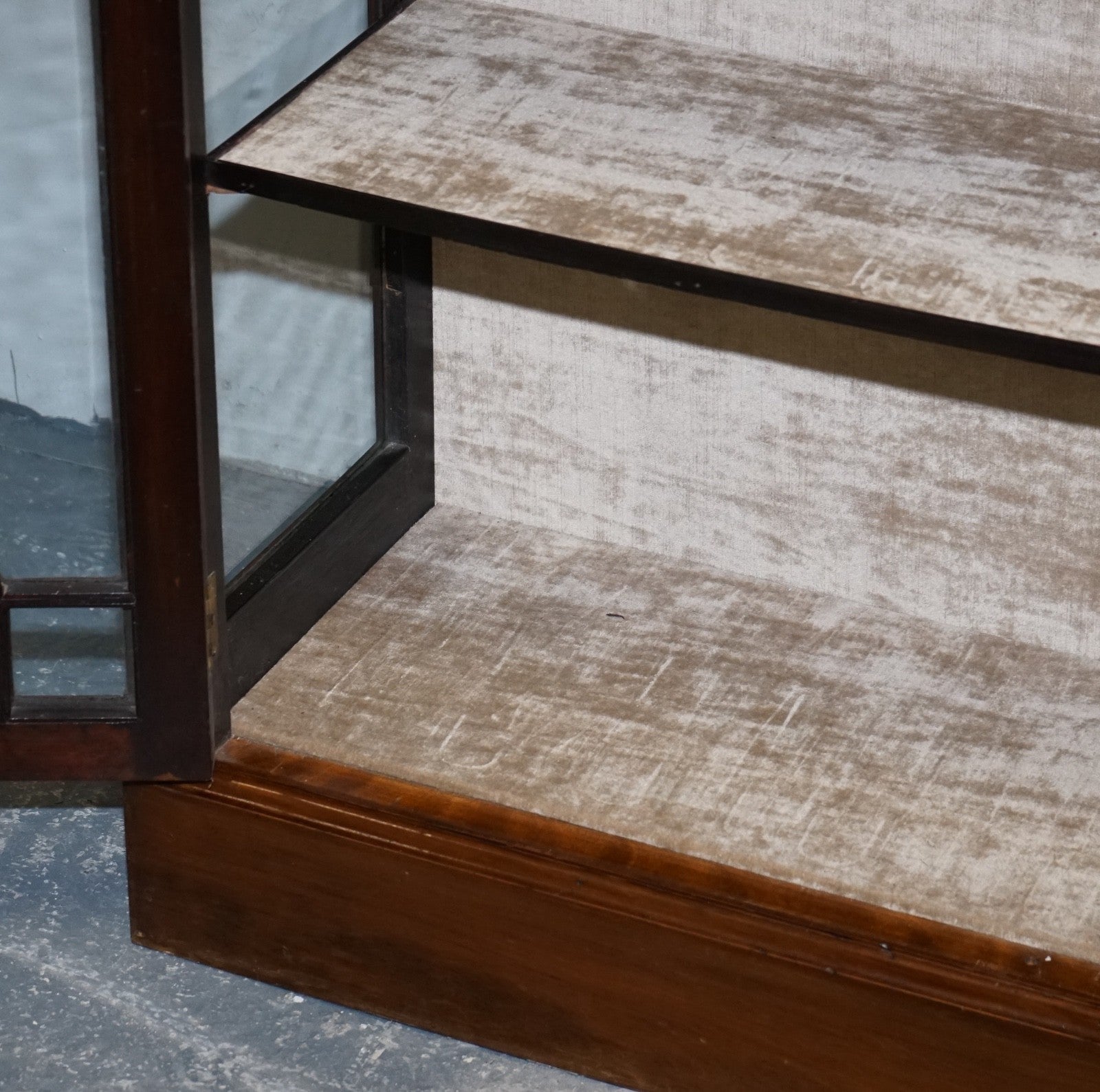 ENGLISH 19TH CENTRY GLAZED DISPLAY CURIO CABINET WITH FIXED SHELVES