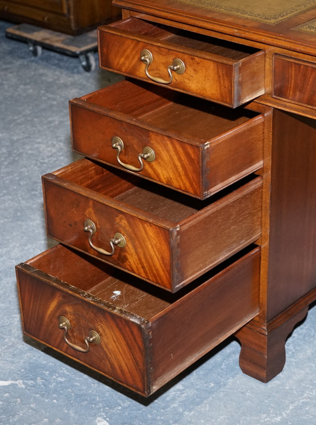 LOVELY BEVAN FUNNELL VINTAGE PEDESTAL DESK WITH HUNTER GREEN LEATHER