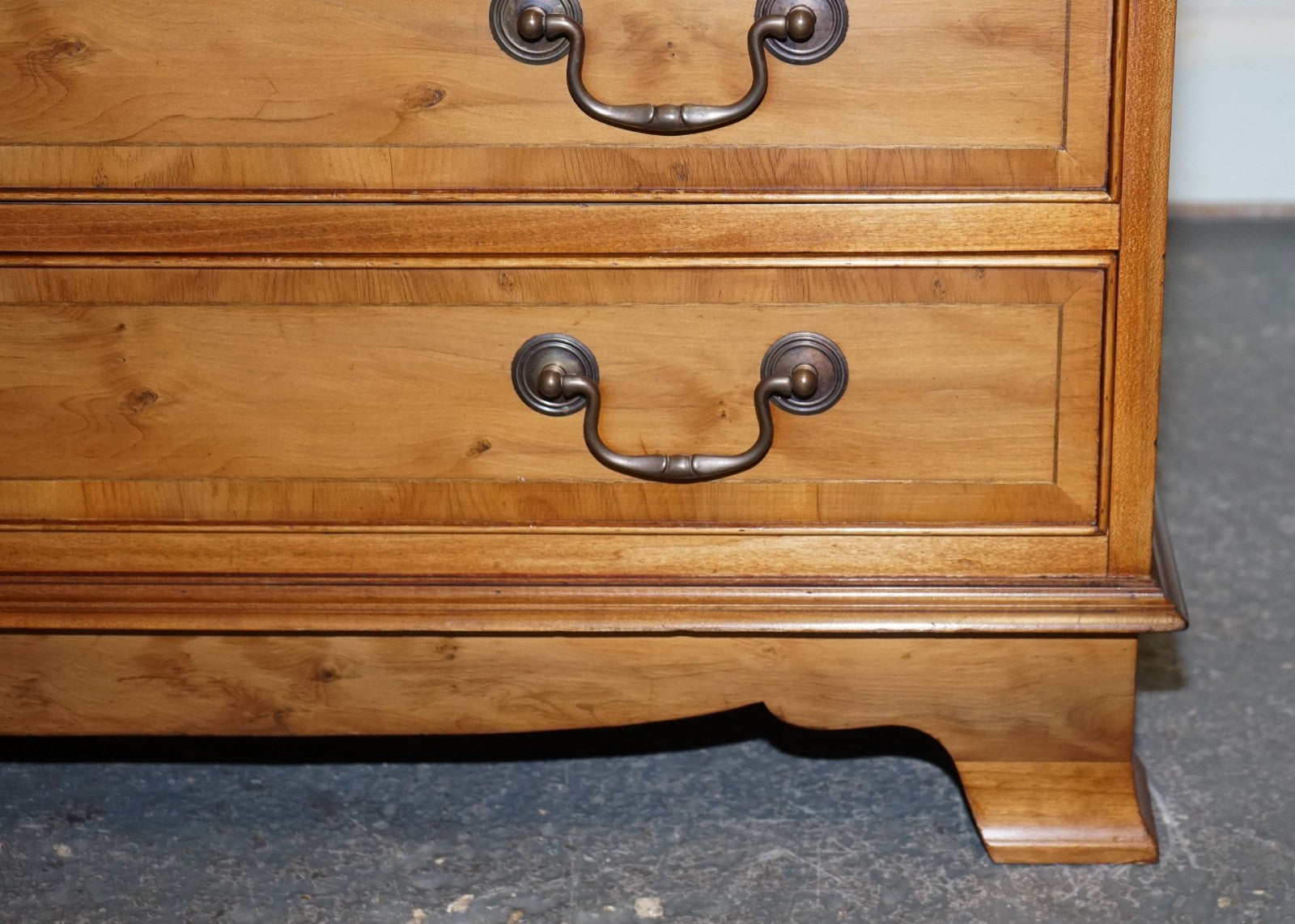STUNNING GEORGIAN STYLE  WALNUT SIDEBOARD BANK OF DRAWERS