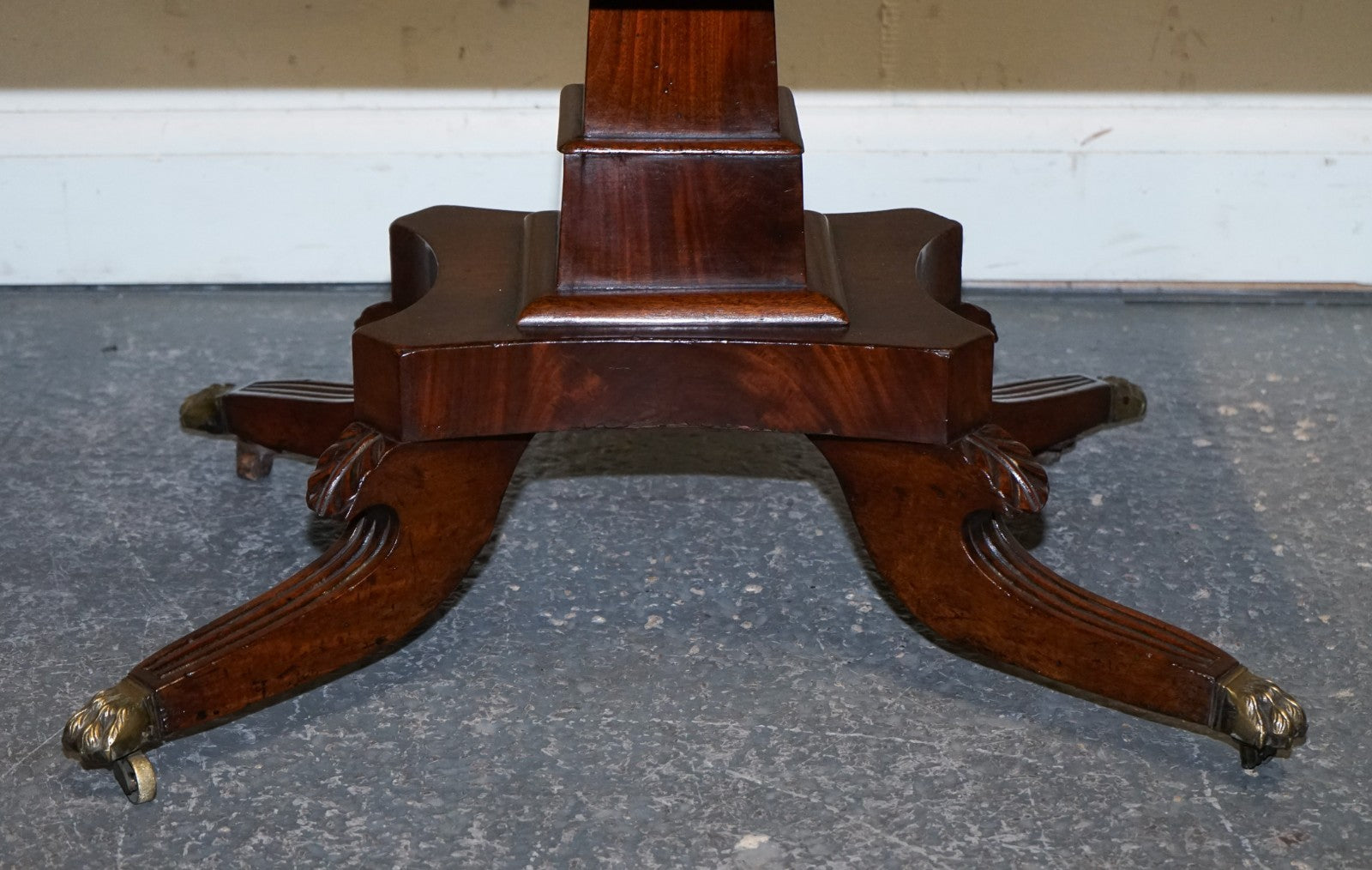 1820s RESTORED ENGLISH ANTIQUE PEDESTAL PEMBROKE DROP LEAF TABLE WITH DRAWER