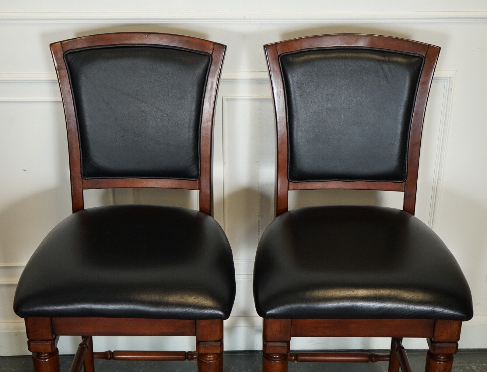 STUNNING HOWARD & MILLER STYLE AMERICAN BAR WITH GRANITE TOP & PAIR OF BARSTOOLS