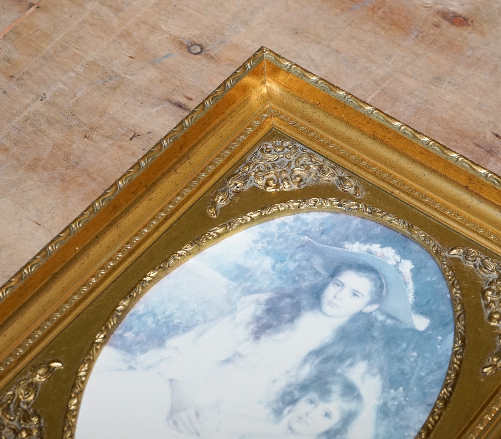 VINTAGE VICTORIAN STYLE PRINT TWO SISTERS POSING GITLED FRAME 52 X 42 CM