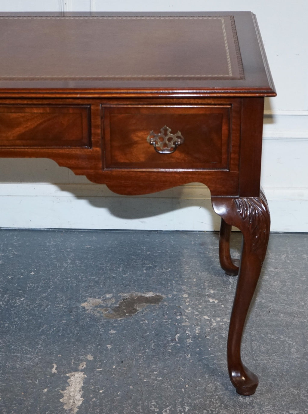 ENGLISH ANTIQUE STYLE WRITING DESK WITH BROWN LEATHER GOLD EMBOSSED TOP