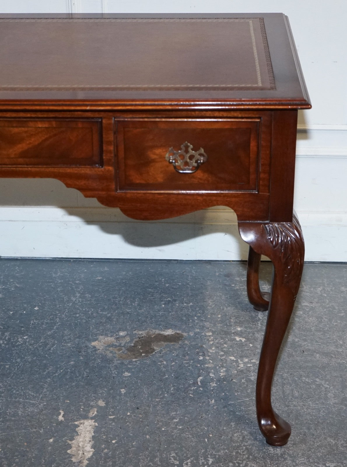 ENGLISH ANTIQUE STYLE WRITING DESK WITH BROWN LEATHER GOLD EMBOSSED TOP