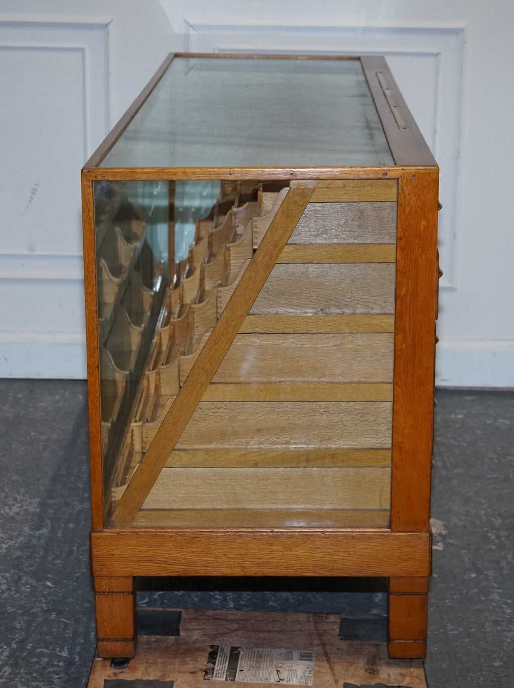 ANTIQUE 1920 ENGLISH VICTORIAN OAK HABERDASHERY SHOP COUNTER WITH ORIGINAL GLASS