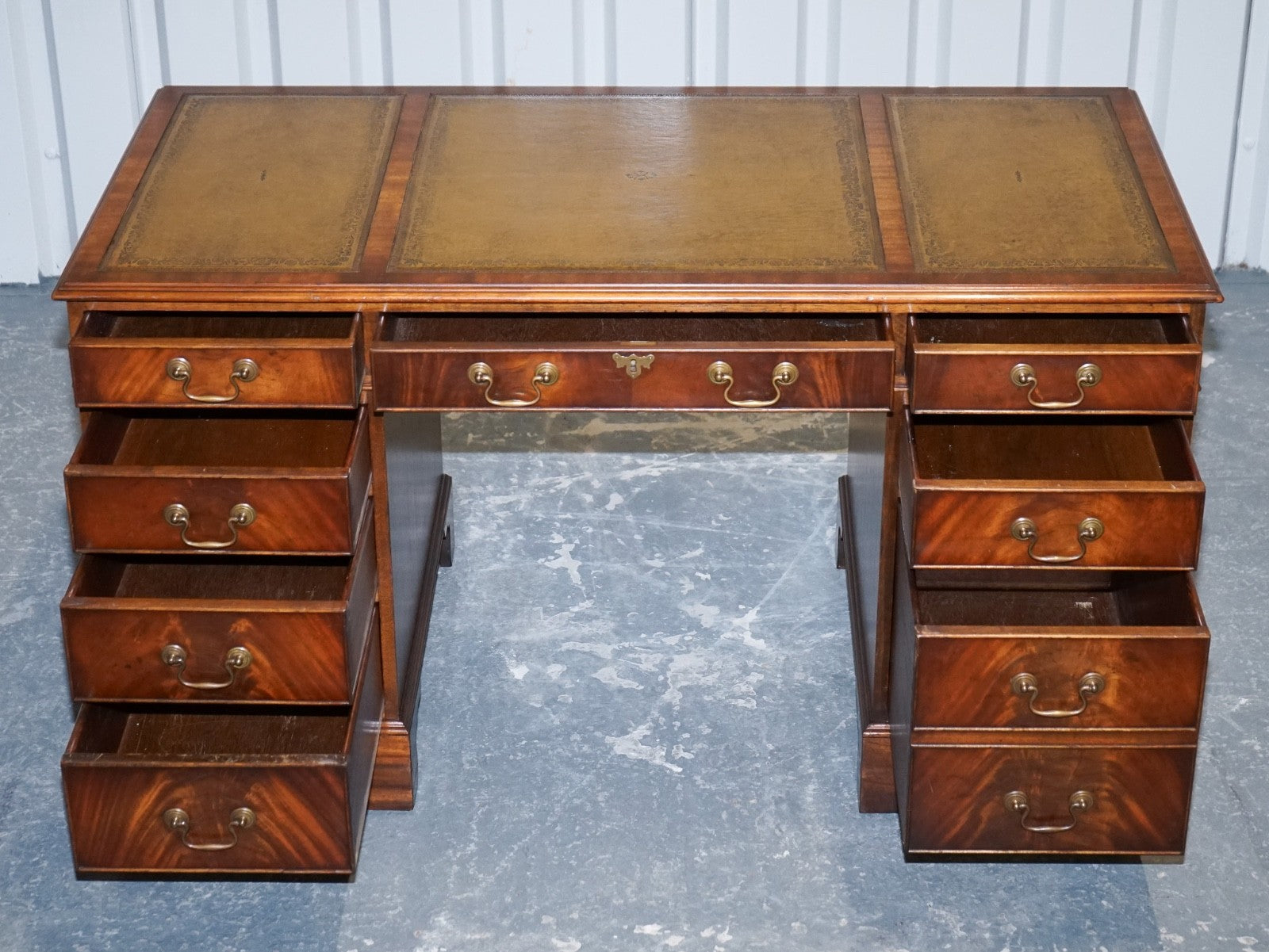 LOVELY BEVAN FUNNELL VINTAGE PEDESTAL DESK WITH HUNTER GREEN LEATHER