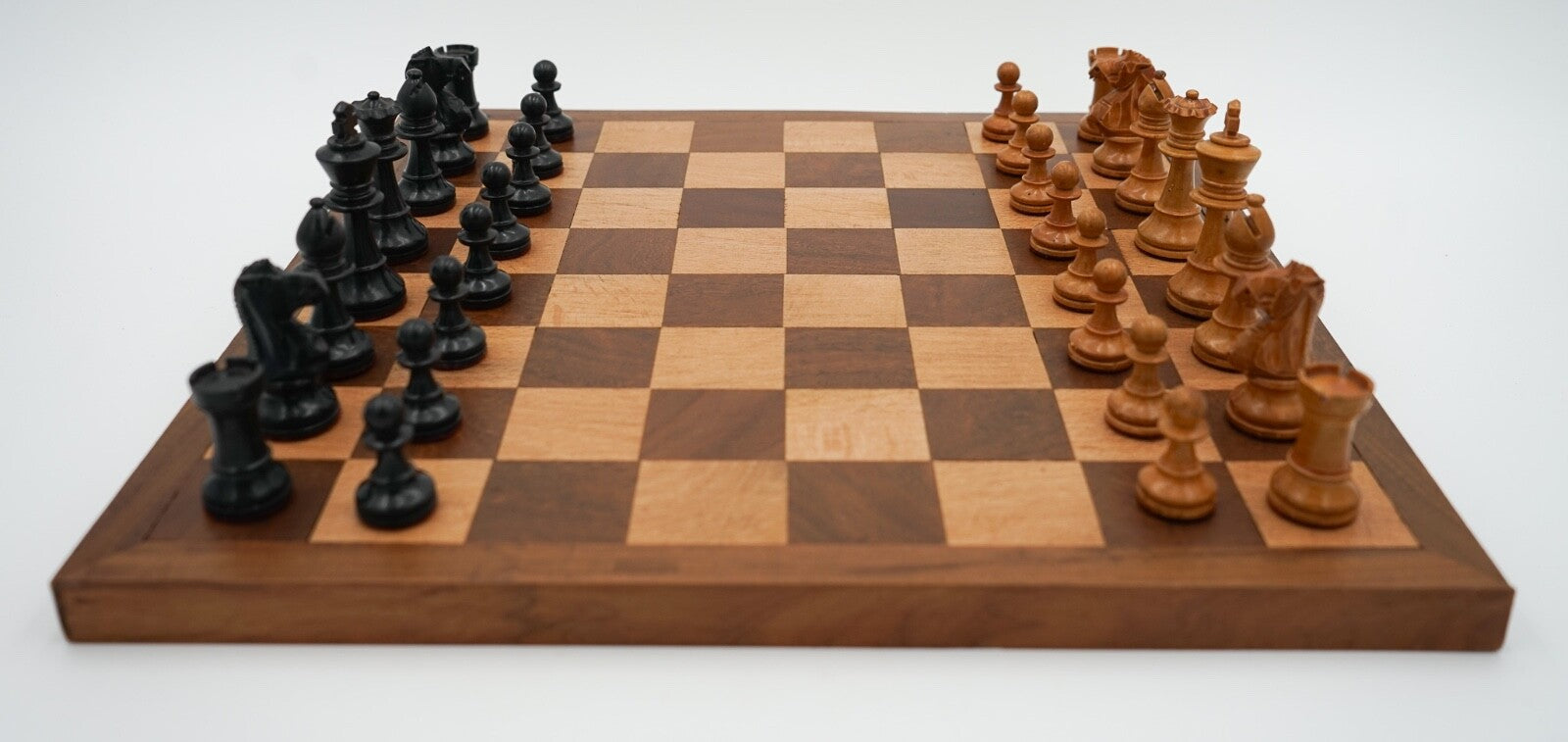 ANTIQUE ENGLISH QUALITY STAUNTON WEIGHTED CHESS SET WITH BOX AND BOARD