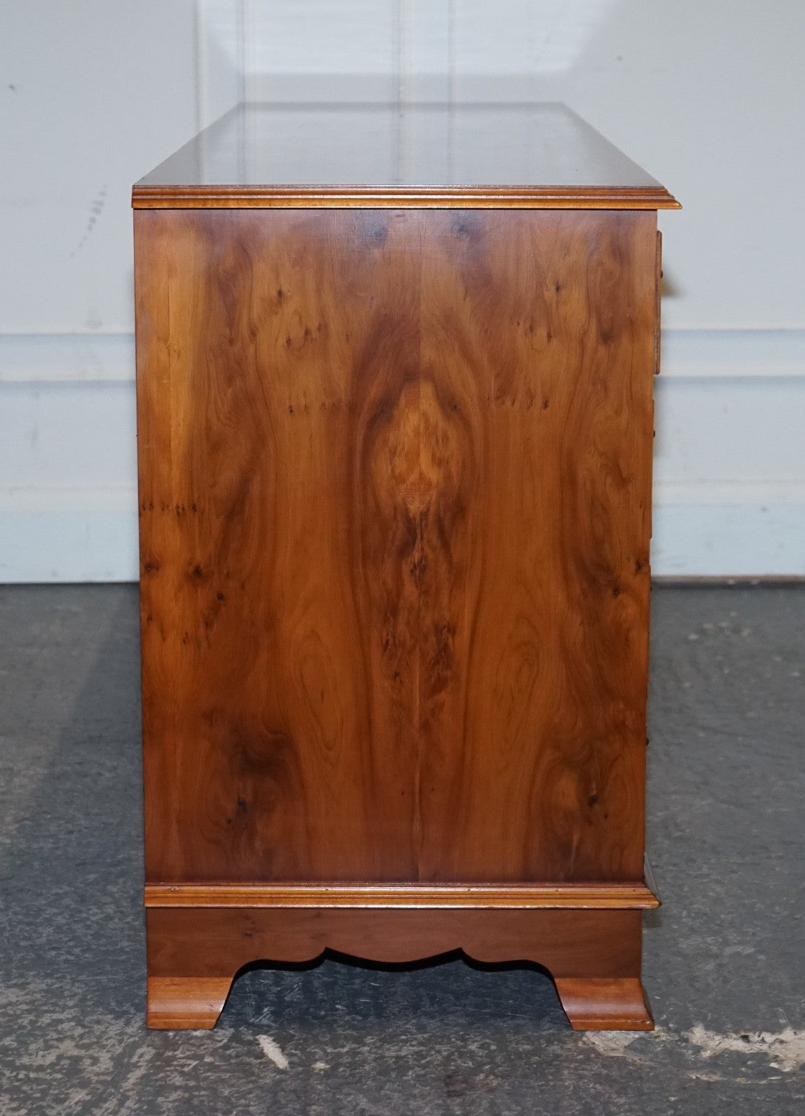 STUNNING GEORGIAN STYLE  WALNUT SIDEBOARD BANK OF DRAWERS