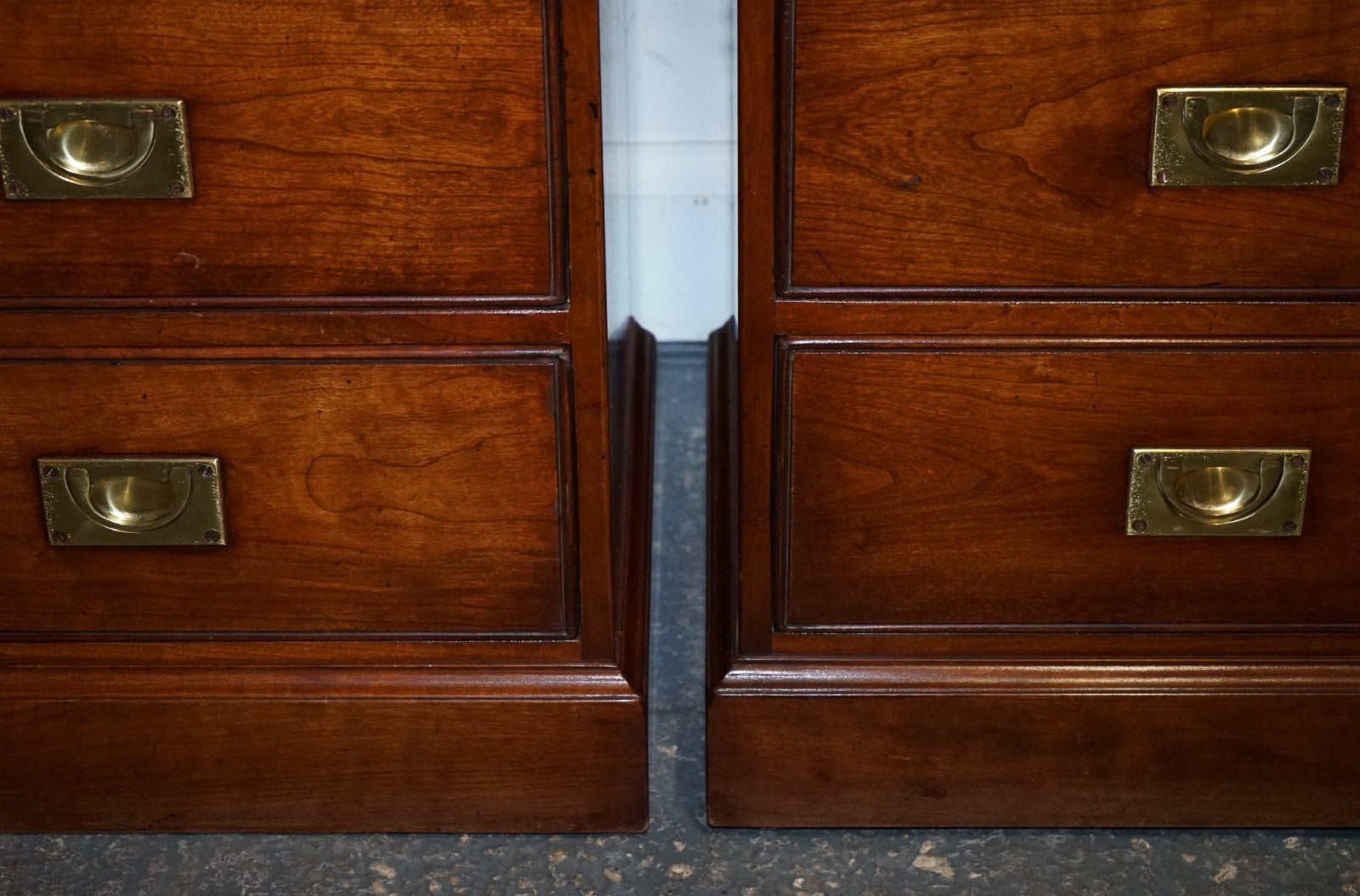 STUNNING PAIR OF KENNEDY HARRODS LONDON MILITARY CAMPAIGN OPEN BOOKCASES