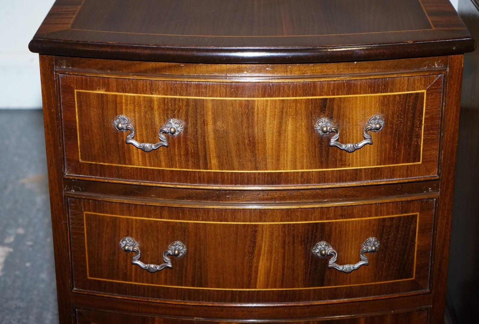 RESTORED VINTAGE ENGLISH PAIR OF BEDSIDE TABLES NIGHTSTAND WITH ORIGINAL HANDLES