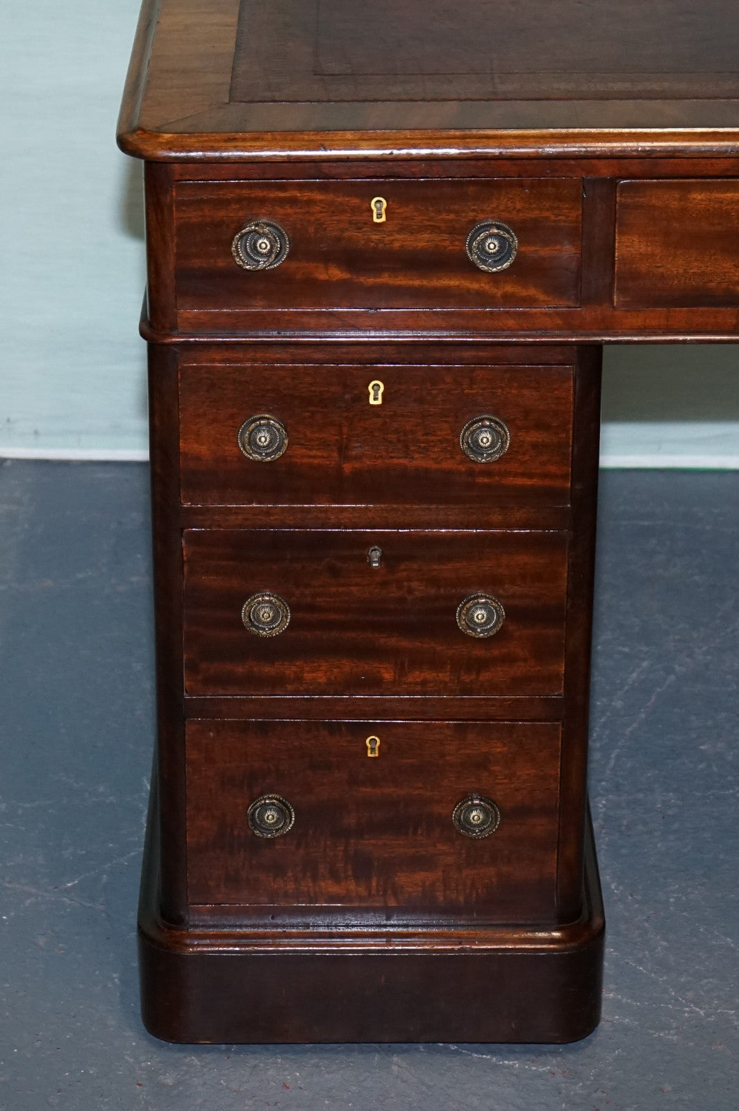 ANTIQUE VICTORiAN HARDWOOD PEDESTAL DESK WITH TOOLED LEATHER TOP