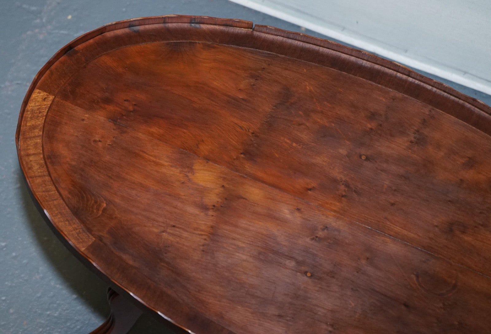 VINTAGE OVAL SCALLOPED EDGE OCCASIONAL SIDE TABLE