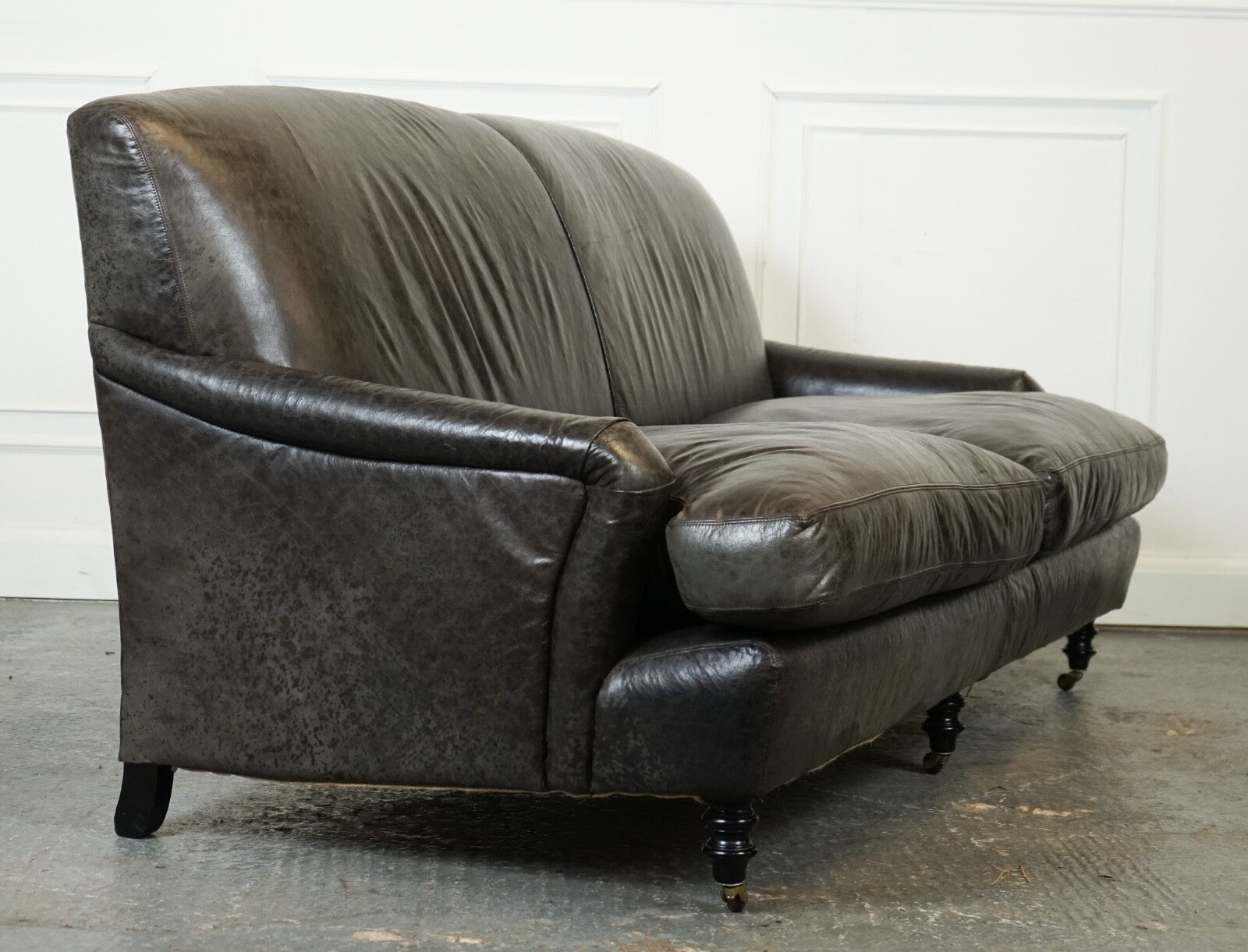 EXQUiSITE HOWARD STYLE HERITAGE GREY LEATHER SOFA (2/2) J1