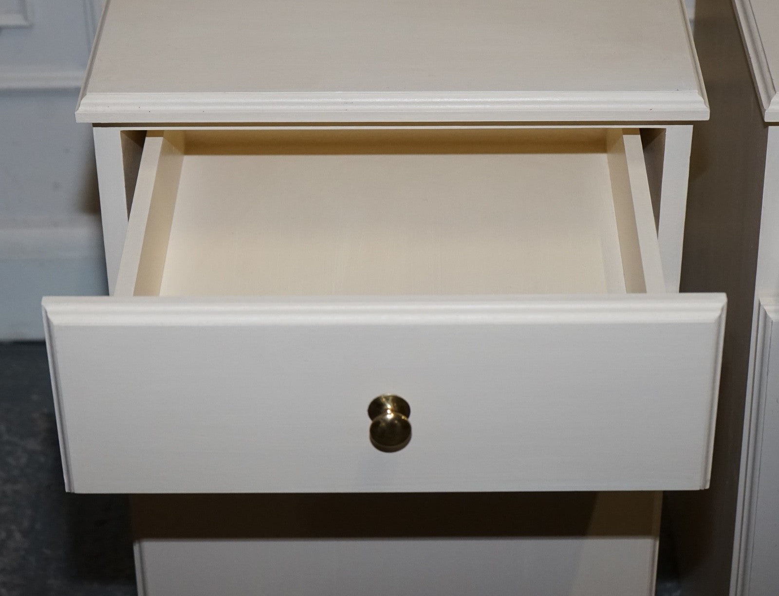 MINIMALIST PAIR OF PAINTED WHITE BEDSIDE CABINETS WITH BRASS KNOBS NIGHTSTANDS